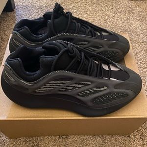 Adidas Yeezy 700 V3 size 6.5